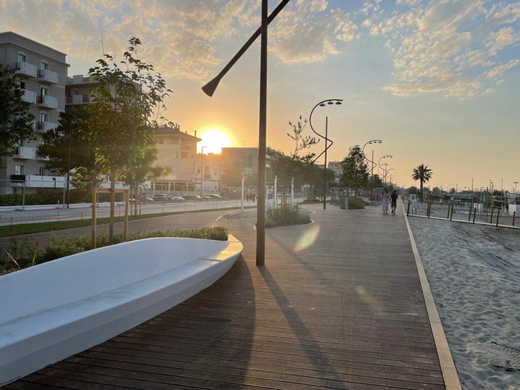 Tramonto sul lungomare