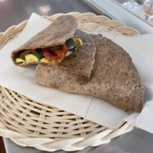 Piadina Integrale all’Olio con Hummus, Pomodori Secchi e Zucchine Grigliate
