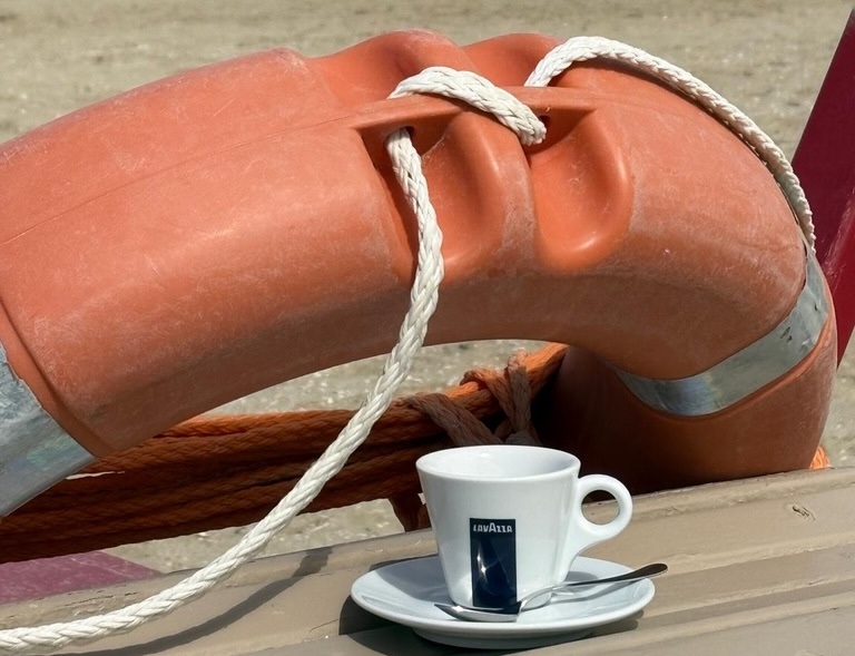 Un buon caffè in riva al mare
